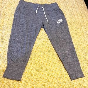 Nike women’s Medium cropped joggers